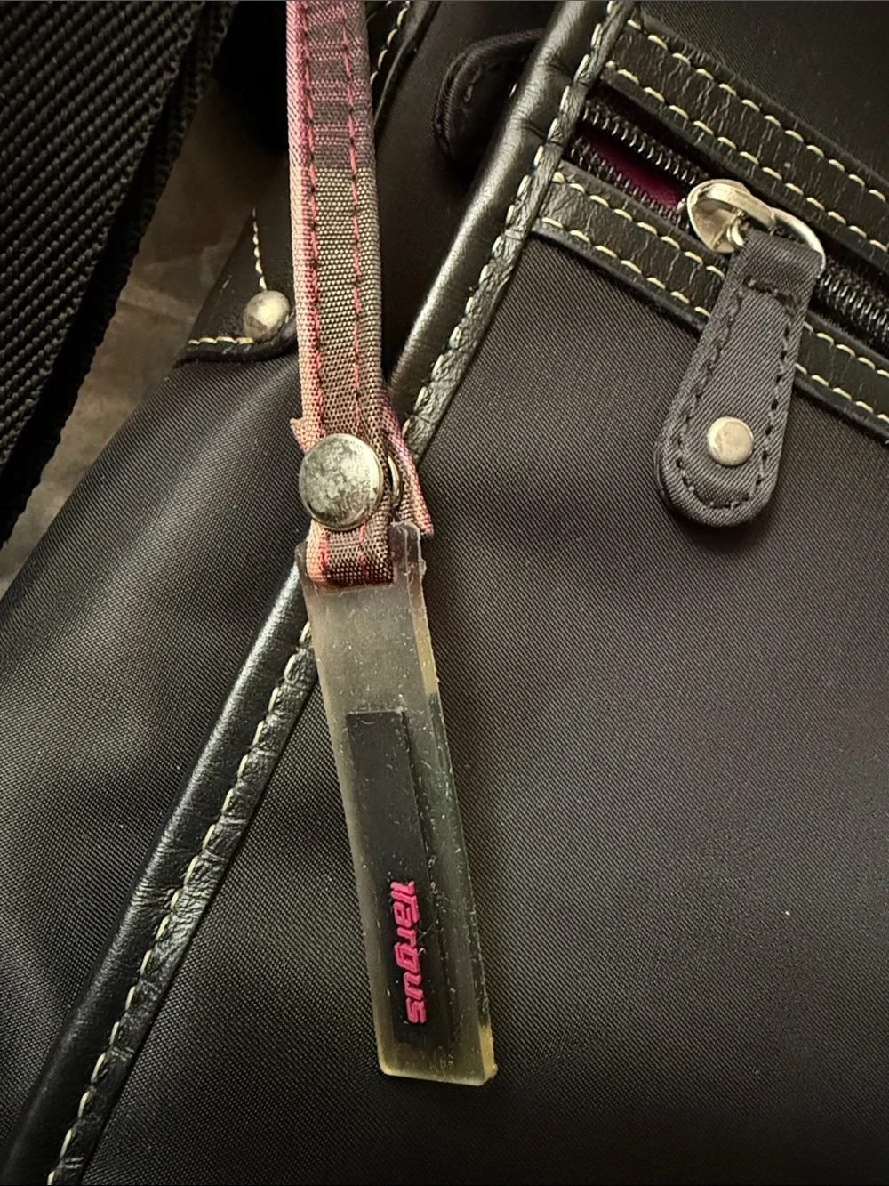 Very gently used Targus Laptop/ Messenger Bag. Pink plaid design.